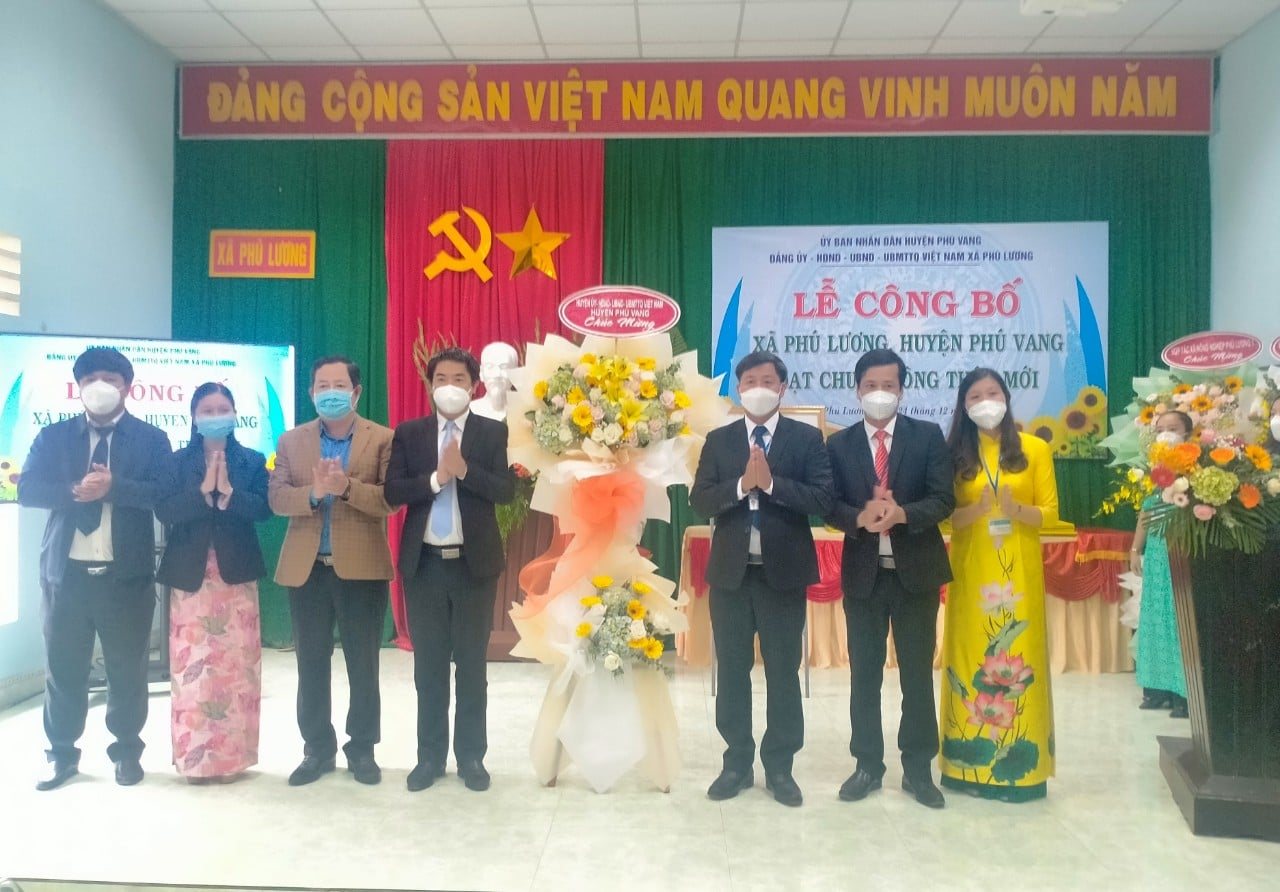 Lãnh đạo huyện Phú Vang tặng hoa chúc mừng Đảng ủy, HĐND, UBND, UBMTTQ xã Phú Lương